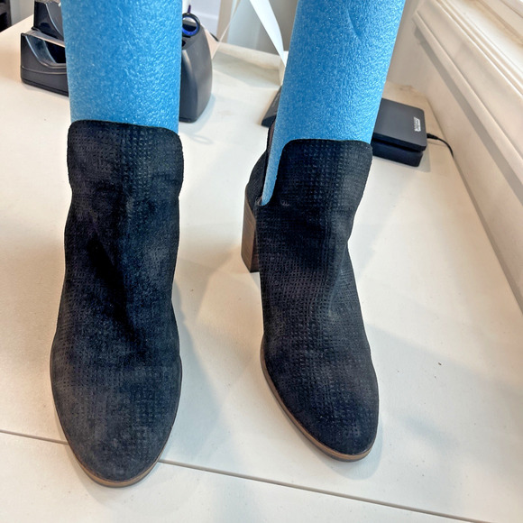 LUCKY BRAND Sz 10 M Black Suede Bootie Boot D’Orsay Back Zip Deep Side Cut 2.5" - Picture 3 of 10